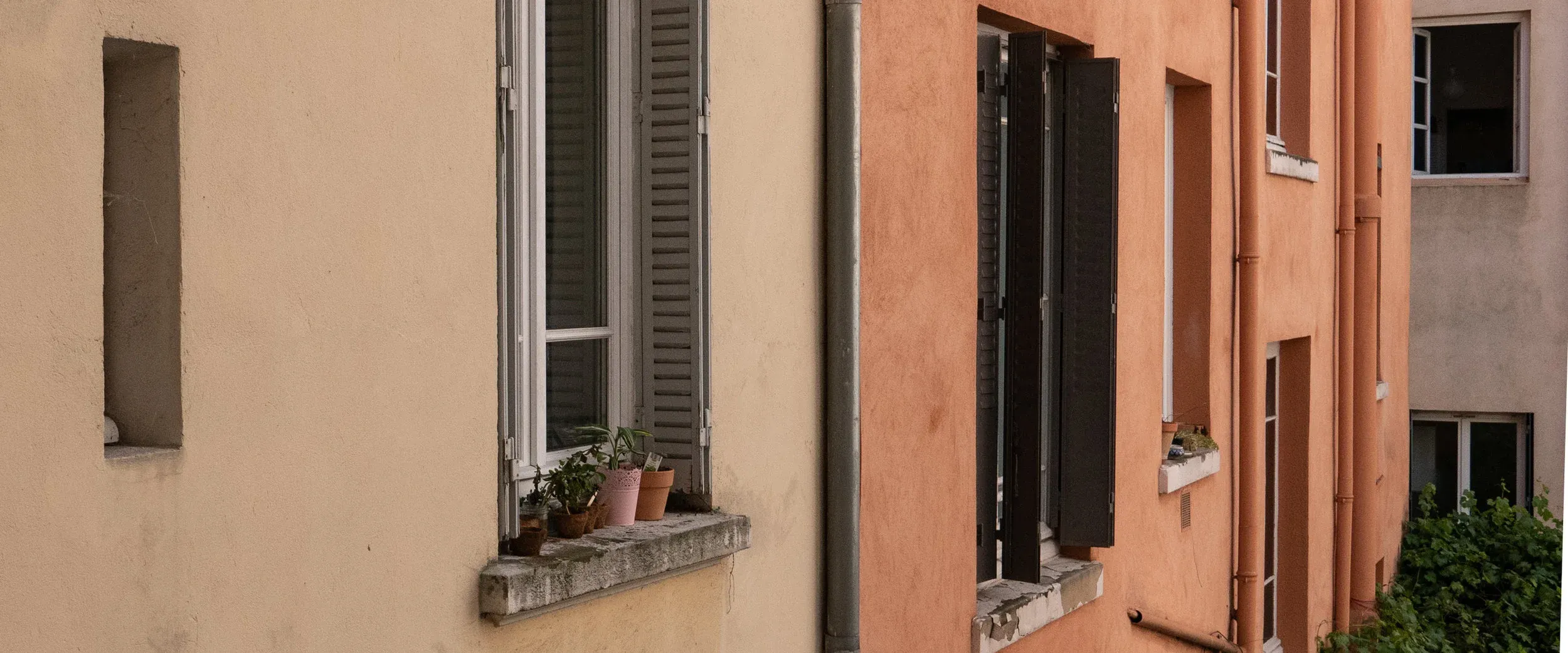 lyon-courtyard-walls.jpg