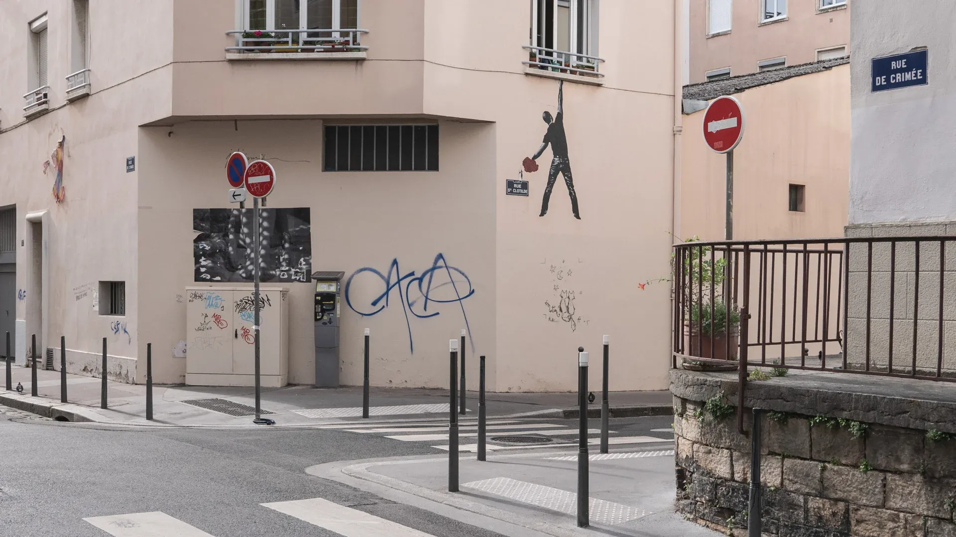 lyon-graffiti-rue-de-crimee.jpg